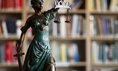 Radca prawny/adwokat specjalizujący się w obsłudze podmiotów gospodarczych oraz w tworzeniu i opiniowaniu umów w obrocie gospodarczym, w tym międzynarodowym